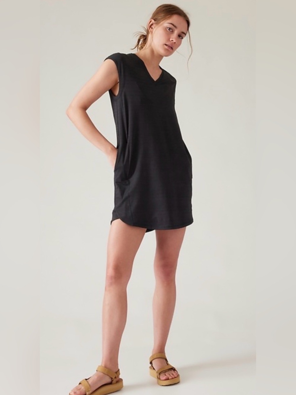 Athleta Pacifica Dress Black Side Pockets Athletic Activewear V Neck Mini Small